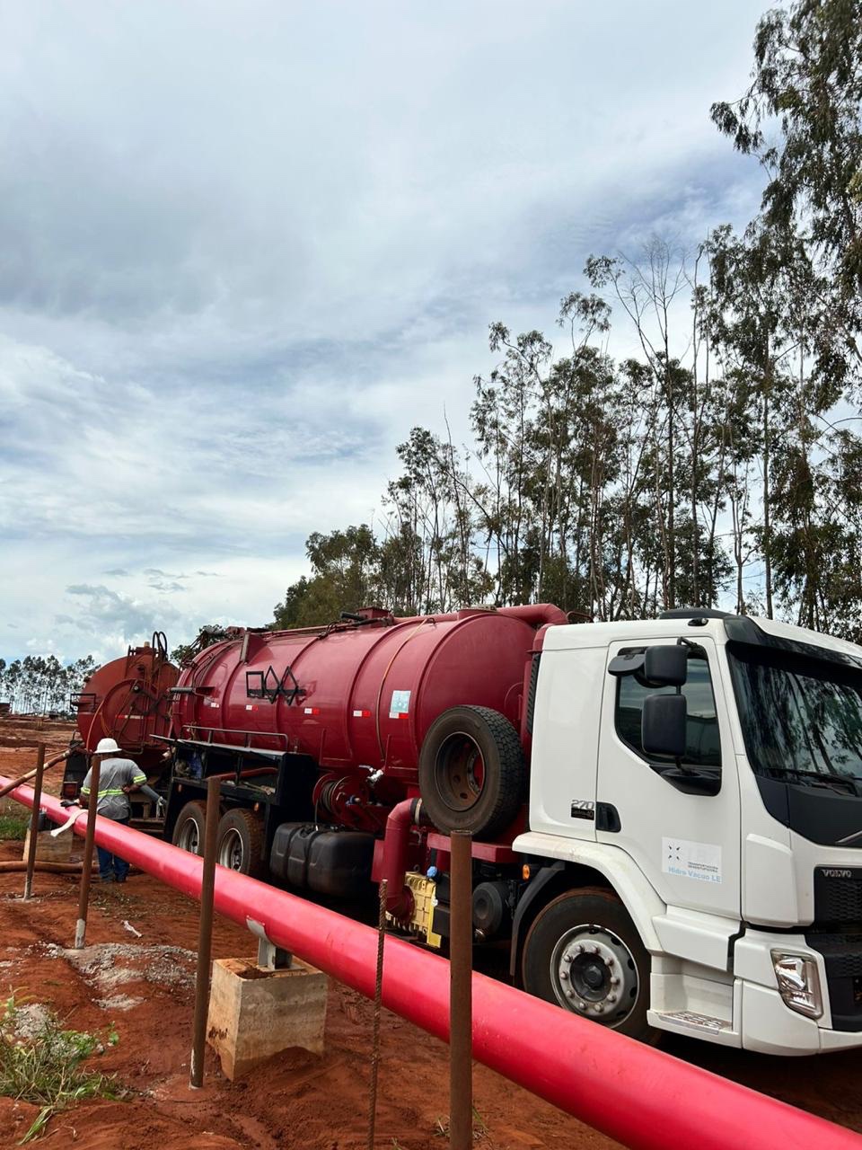Caminhão da Bia Alão durante atendimento de limpeza industrial